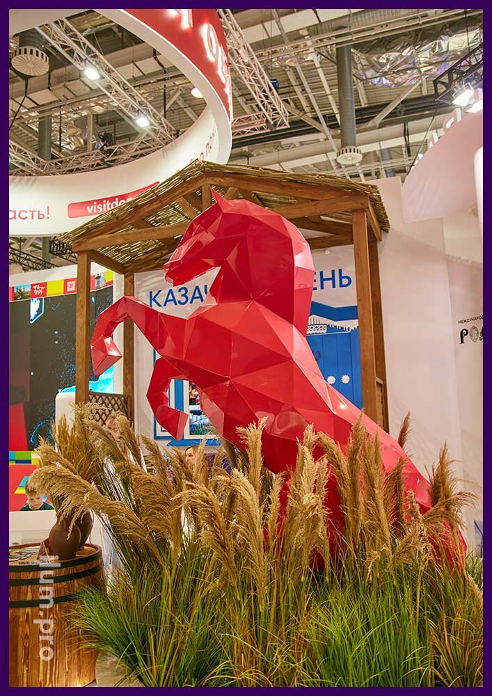 Металлический конь, стоящий на дыбах - полигональная скульптура на выставке Россия