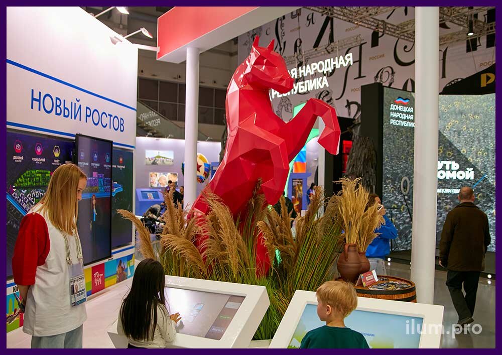 Красный, полигональный, металлический конь на выставочном стенде Ростовской области