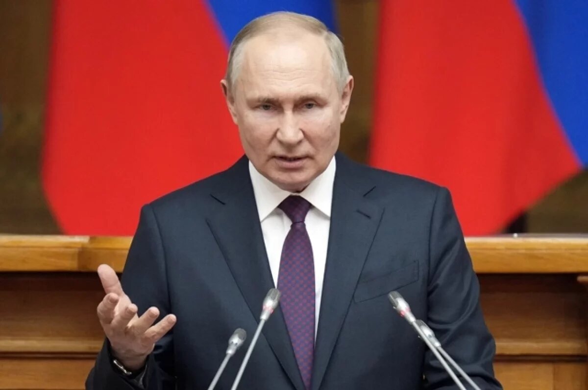    Президент РФ Владимир Путин выступает на заседании Совета законодателей РФ.