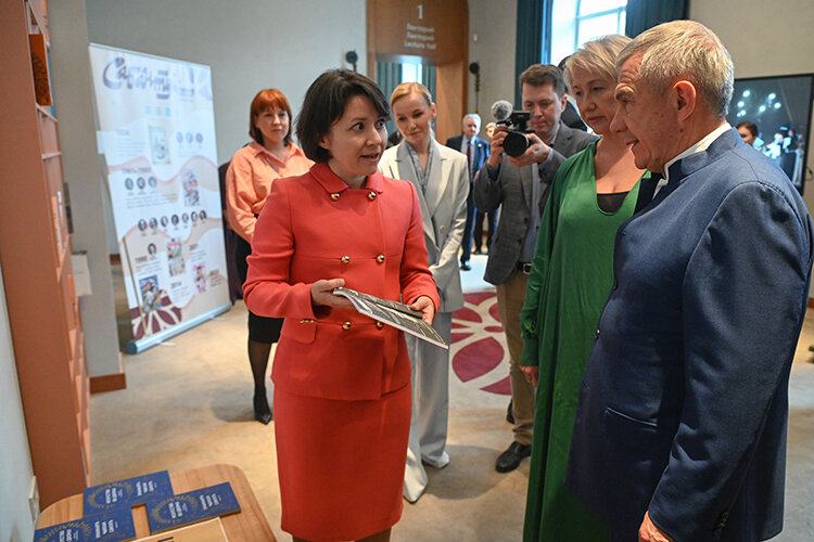    На выставке перед встречей можно было встретить стенды татарских СМИ для детей, театров, художественных студий и т. д..   
Фото:  rais.tatarstan.ru