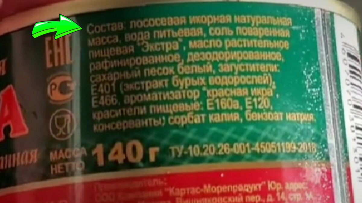 Максим достал банку с медом поставил на стол и опустил в нее ложку