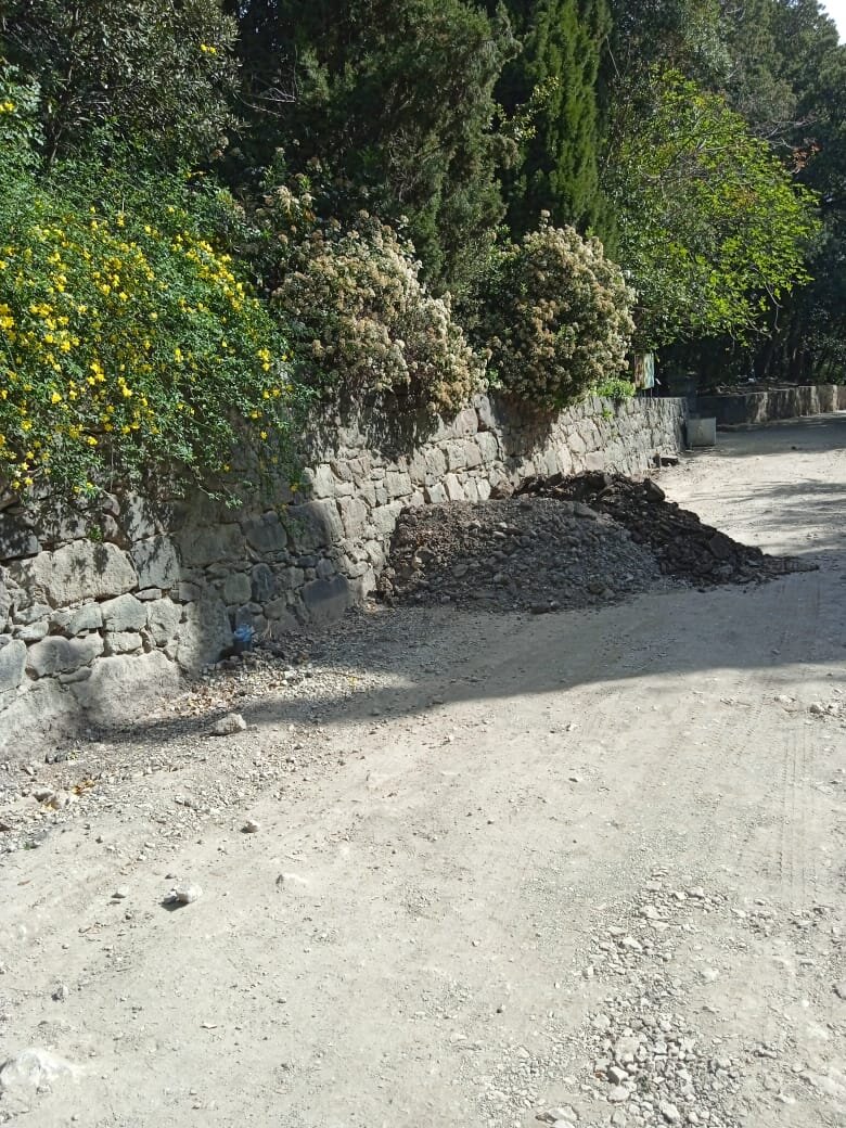 автобус остановился не доезжая Дворца, идут строительные работы, и полтора километра я топала рядом с техникой, по песку и камням. Апрель 2024.                 Фото автора