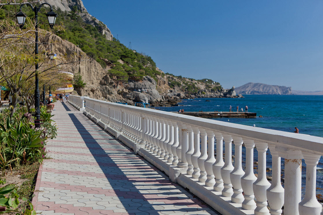 Крым гор алушта. Алушта Крым набережная. Набережная города Алушта. Алушта, aluşta. Алушта. Ротонда.