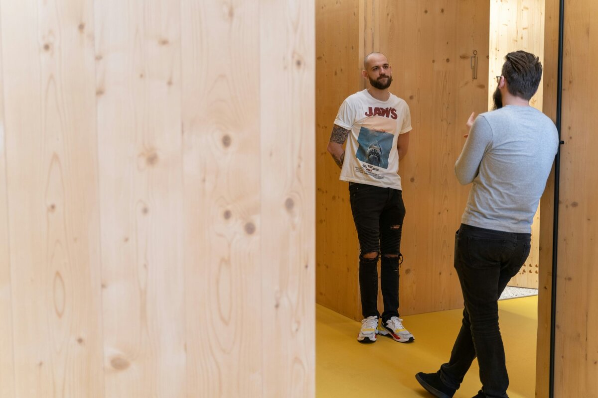 Чтобы быстрее влиться в коллектив эксперт советует не стесняться просить помощи у коллег.  Фото: Фото: unsplash.com