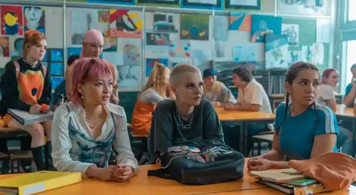 В сентябре 2022г. На Netflix вышел новый подростковый сериал — «Школа разбитых сердец». Это перезапуск культового австралийского шоу 1994 года. Сериал рассказывает о старшеклассниках, создавших карту, на которой отображены все сексуальные связи в школе. Когда директор и учителя узнают об этой схеме, они заставляют учеников пройти курс сексуального воспитания. Редактор Forbes Life Софья Бронтвейн объясняет, как «Школа разбитых сердец» показывает важность своевременного разговора с подростами о сексе — причем на их языке