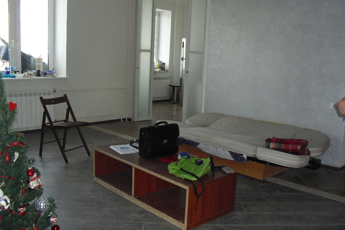 Иллюстрации фотографии стройки той самой квартиры. Архив автора. Гостиная с диагональной раскладкой доски