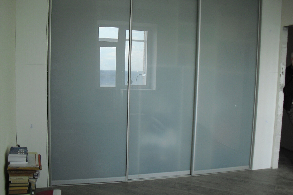 Иллюстрации фотографии стройки той самой квартиры. Архив автора. Шкаф купе с матовыми полупрозрачными фасадами