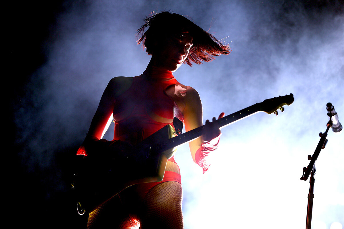    St. Vincent на фестивале Coachella в Калифорнии, 20 апреля 2018 года