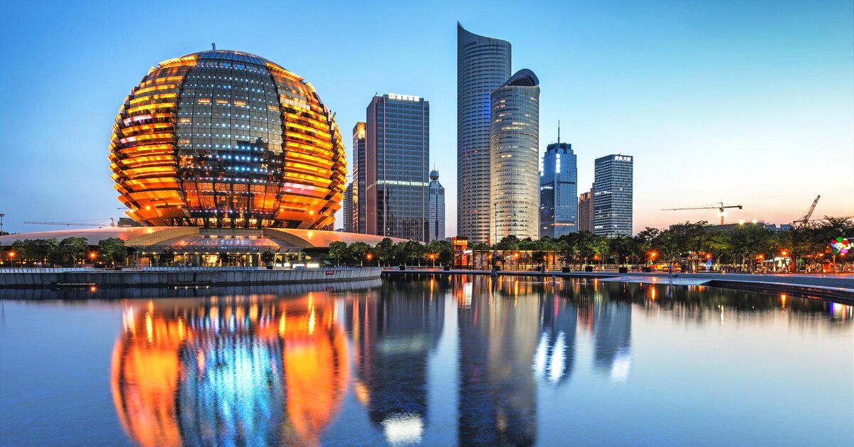 Золотой шар - это конгресс-центр, в 2016 г принимал саммит G20.