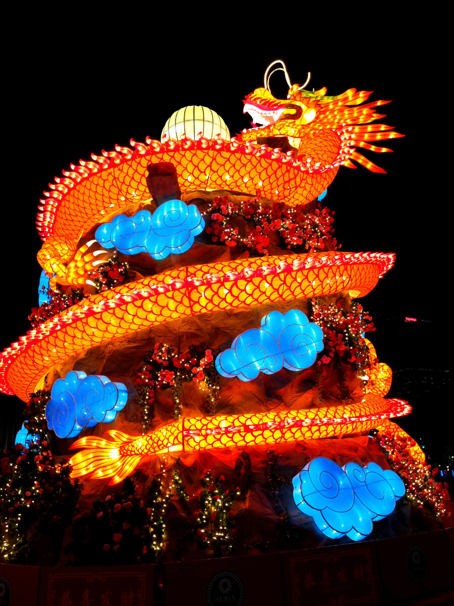 Украшение возле торгового центра "Сурия", Куала-Лумпур 