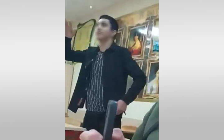 9-КЛАССНИК ЗАЯВИЛ УЧИТЕЛЮ, ЧТО БУДЕТ ВСЕХ СТАВИТЬ НА КОЛЕНИ. СКРИН С ВИДЕО "РУССКАЯ ОБЩИНА"