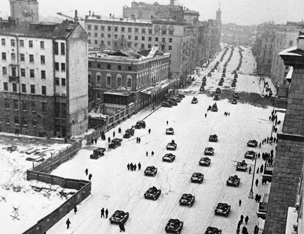 По улице Горького проходят танки. Москва, 7 ноября 1941 г. /фото взято из открытых источников