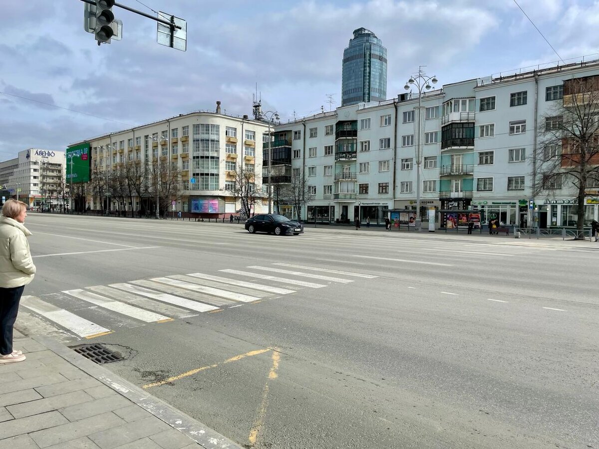 На заднем плане - небоскреб Высоцкий