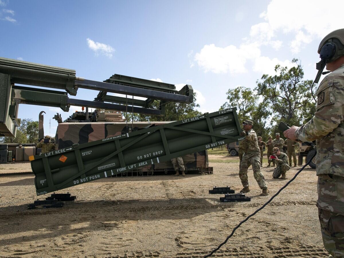    Загрузка ракет ATACMS в высокомобильную артиллерийскую ракетную систему HIMARS© AP Photo / Sgt. 1st Class Andrew Dickson