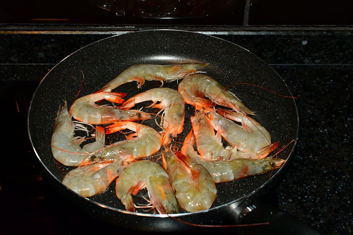 Обжариваем креветки