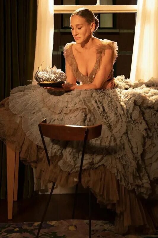 Керри в шикарном платье ест на окне