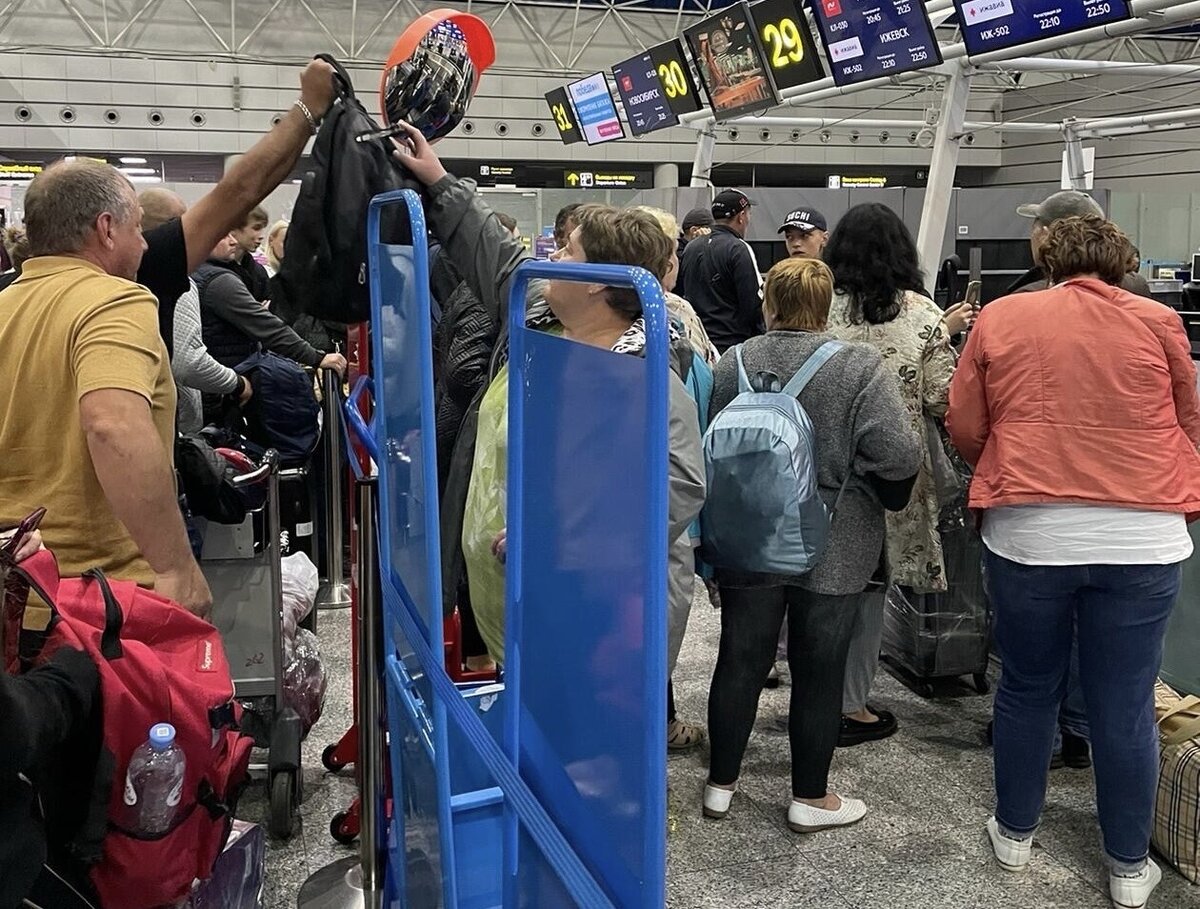 Пассажиры в очереди суетятся, потому что боятся опоздать 