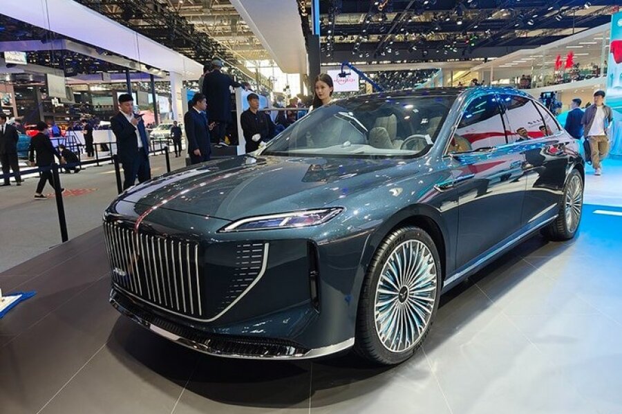 Hongqi на автосалоне в Пекине показал сразу три концепт-кара. Самый крупный из трех концептов — E702. Он является тизером того, как будет выглядеть серийная электрическая модель бренда.