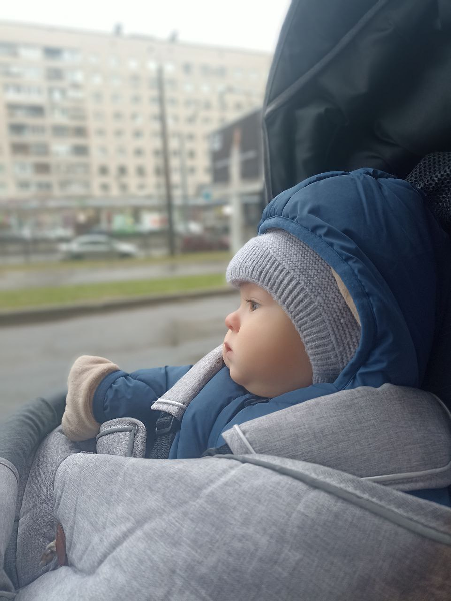 С интересом смотрит не на экран телефона, а на мир