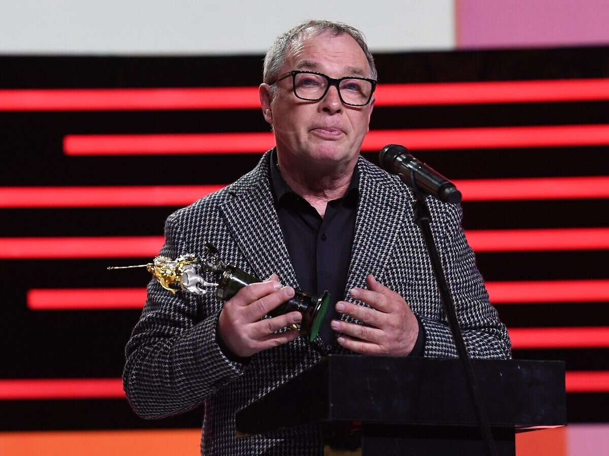    Кинорежиссер Сергей Урсуляк, получивший награду "Золотой Святой Георгий" за вклад в кинематограф, на церемонии закрытия 46-го Московского международного кинофестиваля в кинотеатре "Россия" в Москве© РИА Новости / Екатерина Чеснокова