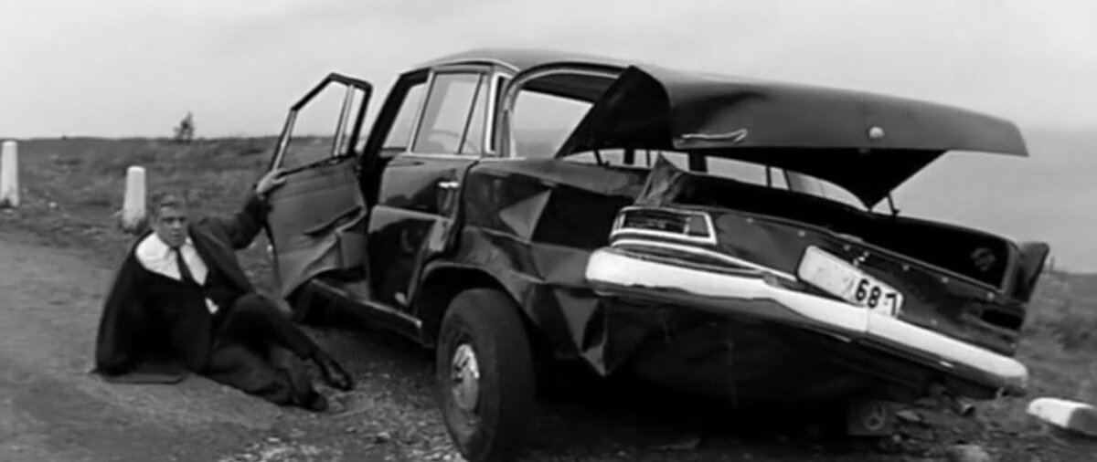 Герой Донатаса Баниониса показал, как нужно отрубать хвосты — избавляться от преследования. Кадр из фильма "Мертвый сезон", 1968 г., "Ленфильм".