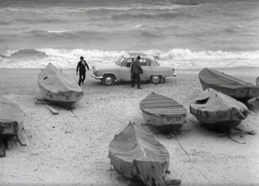 Смена собственника угнанной "Волги". Хитрый пастор в исполнении Баниониса (на стоп-кадре слева) на пожертвования прихожан покупает у Юрия Деточкина украденную машину. Кадр из фильма "Берегись автомобиля", 1966 г., "Мосфильм".