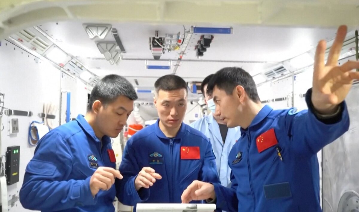 Экипаж миссии "Шэньчжоу-18" во время подготовки к полёту, фото агентства Синьхуа