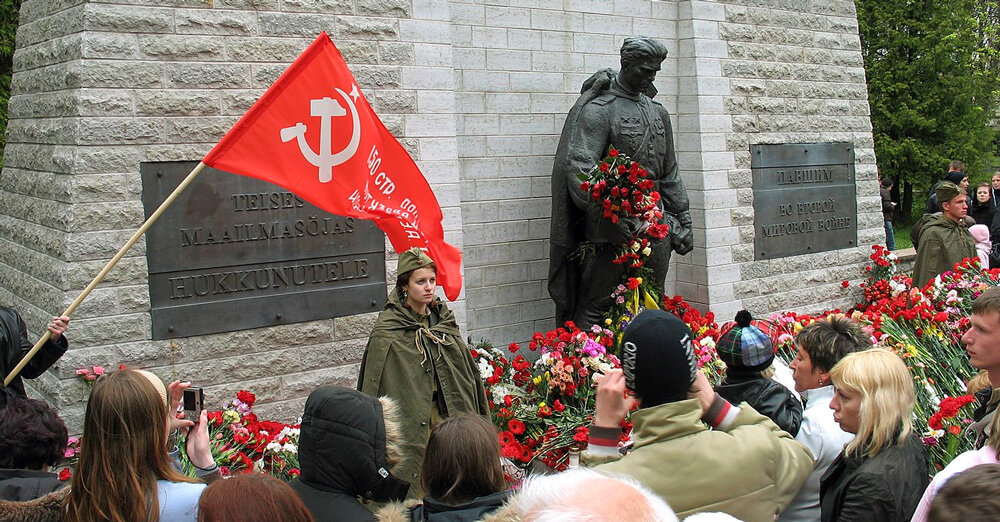 «Бронзовый солдат», пришедший на смену тому первому, деревянному монументу, до сих пор остаётся символом единения всех, кто несмотря на все запреты эстонских властей продолжает чтить память героев, павших на фронтах Великой Отечественной и гордится подвигами своих отцов, дедов и прадедов. Во время празднования Дня Победы 9 мая у его подножия - всегда море цветов. (Исходное фото, сделанное на Военном кладбище в Таллине 9 мая 2009 года найдено на wikimedia.org, его автор - Лилия Мороз).