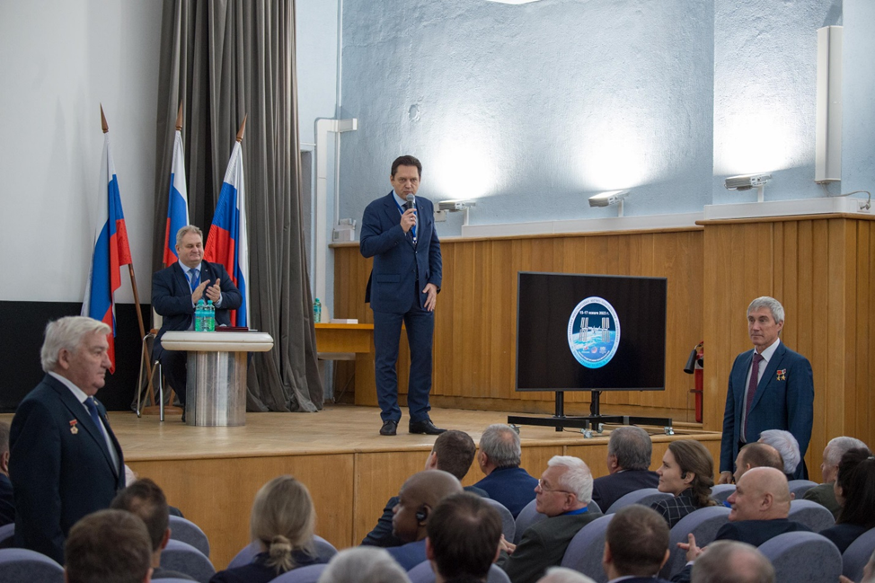 Начальник ЦПК Максим Харламов приветствует Почетных гостей Конференции летчиков-космонавтов Петра Климука и Сергея Крикалева. 