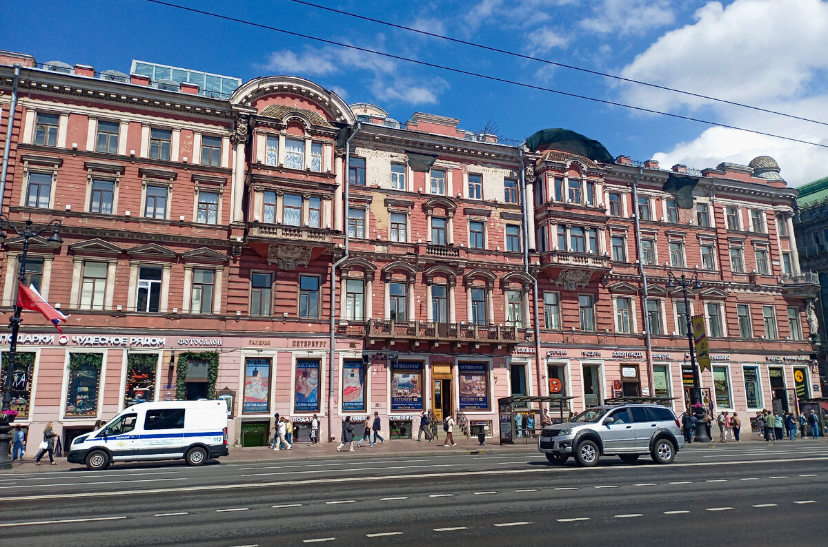 Вход в музей заслонили хранители правопорядка 