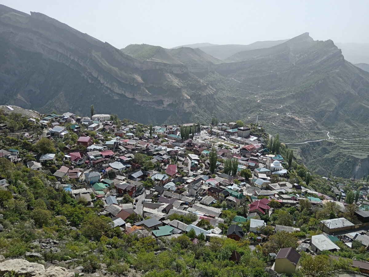 Гуниб. Вид со смотровой площадки, расположенной на серпантине выше основного поселения. Фото автора.