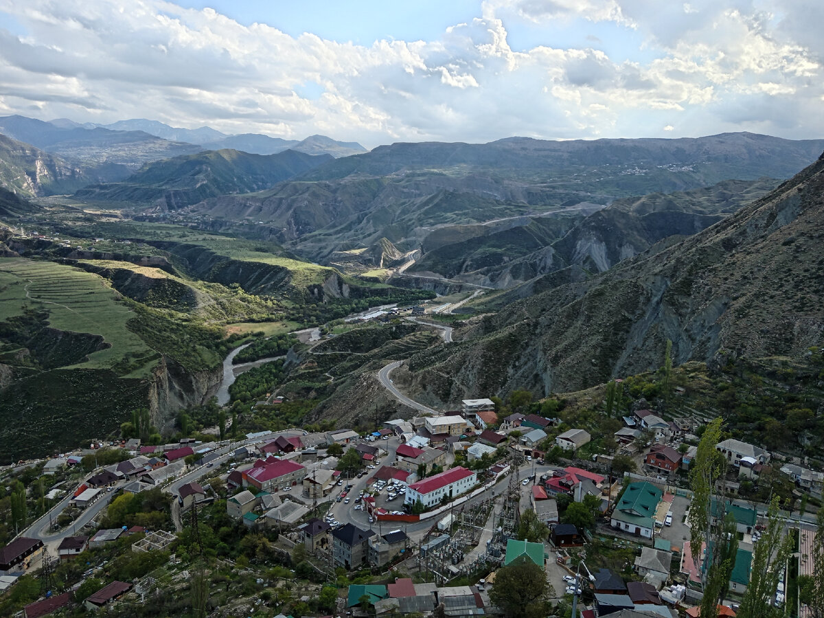 Гуниб. Часть поселения ниже центральной площади. Вид от стелы "Журавли". Фото автора.