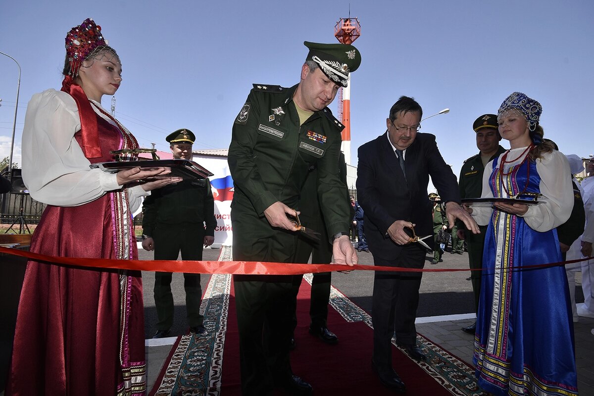 А вот и кокошники. У вас такие есть? Я один раз такое надевала, когда в детском саду меня выбрали принцессой снежинок.