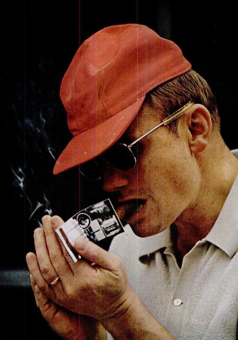 Надев рыбацкую шляпу, Армстронг закуривает. Он не часто курит, но говорит: "Я выкуриваю одну сигару в месяц, но иногда забываю".