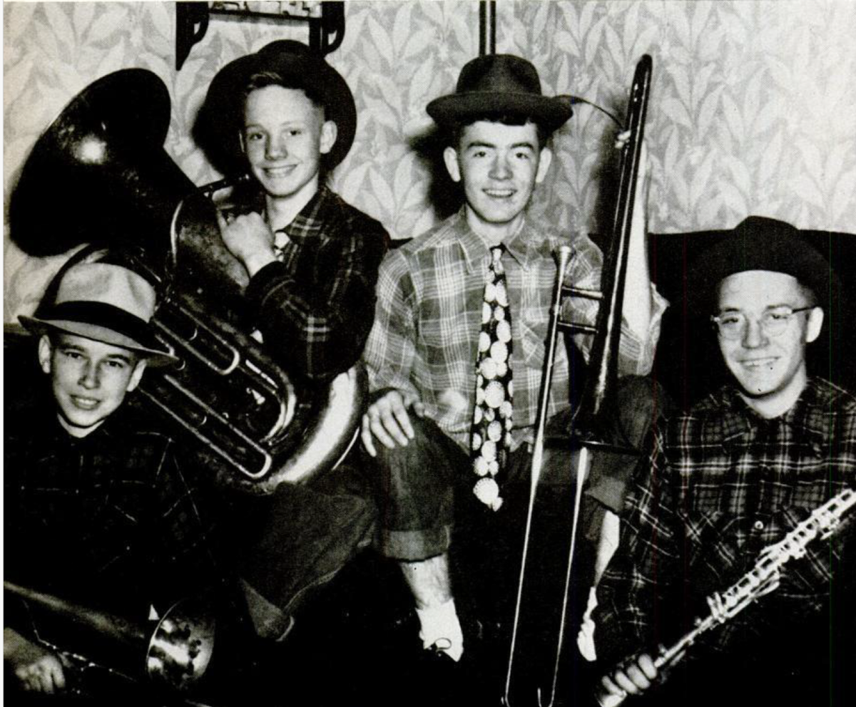 Когда он учился в средней школе в Вапаконете, штат Огайо, Нил Армстронг (на фотографии музыкантов он... легко узнать где) играл на баритон горне в джазовом комбо Mississippi Moonshiners, которое он создал