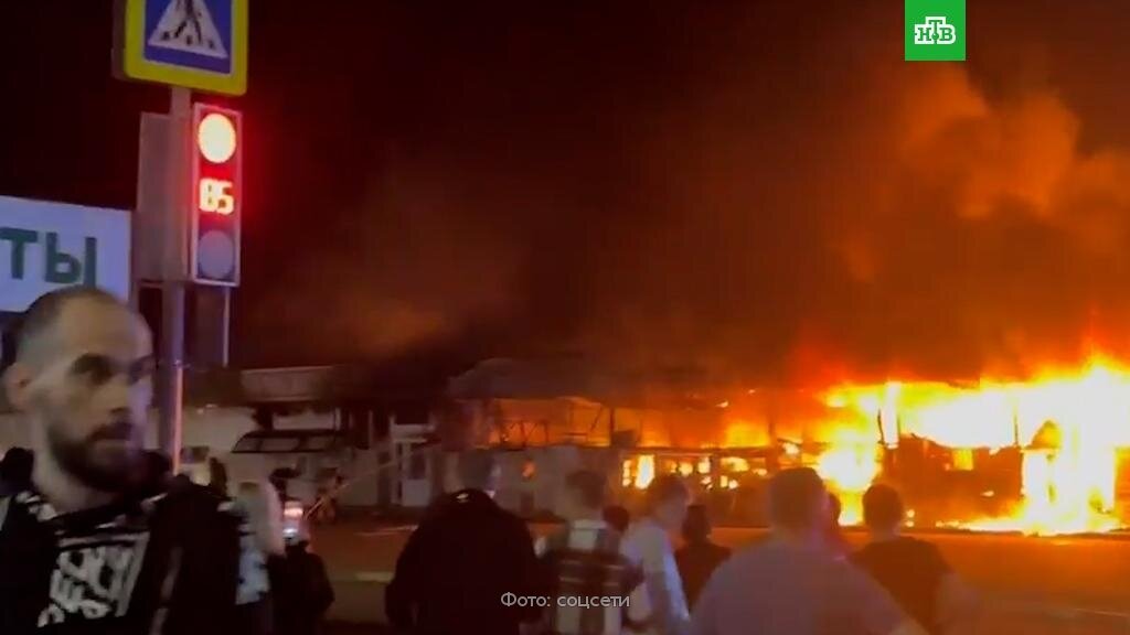 [ Смотреть видео на сайте НТВ ] В Ставропольском крае пылают помещения торгового комплекса, площадь пожара — не менее 1 000 квадратных метров.