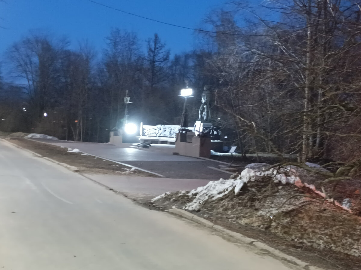 Ещё снег лежит