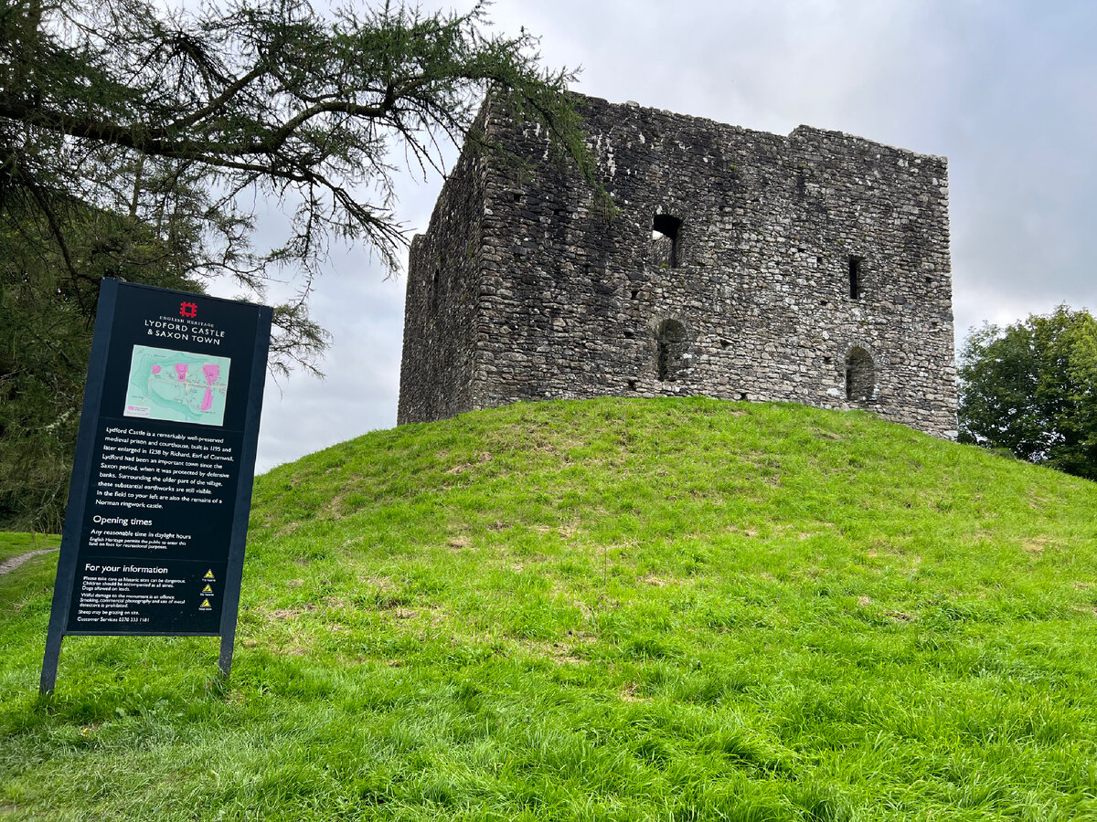 Лидфордский замок - средневековый замок в городе Лидфорд, графство Девон, Англия. Фотография без фильтров - обратите внимание на яркий цвет травы. Фотография из личного архива. 