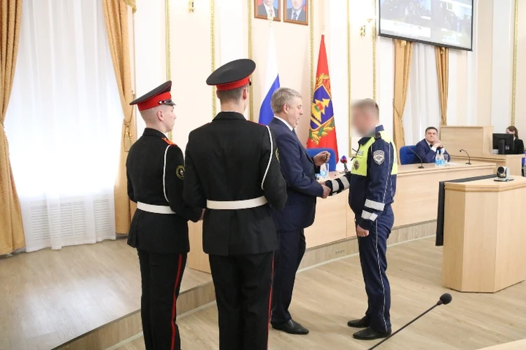 СОТРУДНИК ПОЛИЦИИ ПОЛУЧАЕТ НАГРАДУ: В ЦЕЛЯХ ЛИЧНОЙ БЕЗОПАСНОСТИ СОТРУДНИКА ПОЛИЦИИ И ЧЛЕНОВ ЕГО СЕМЬИ ЛИЦО ФОТОГРАФОМ ПРИМЕНЁН ЭФФЕКТ РАЗМЫТИЯ ЛИЦА. ФОТОГРАФИЯ ПОЛУЧЕНА ИЗ ОТКРЫТЫХ ИНФОРМАЦИОННЫХ ИСТОЧНИКОВ.