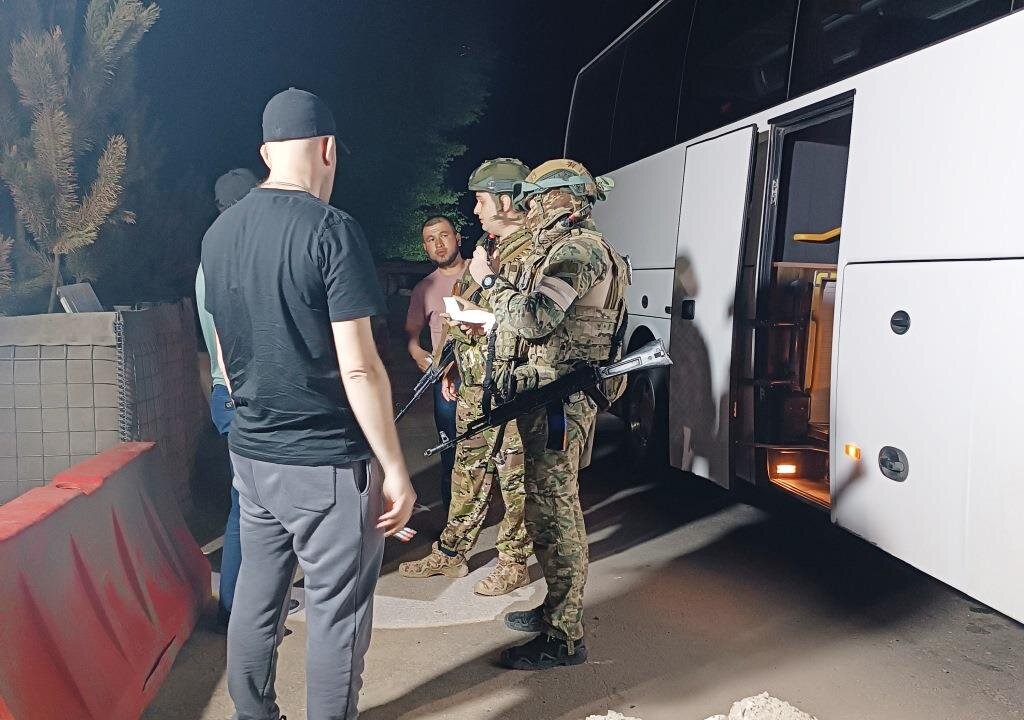В центре, в бежевой футболке — «старший»