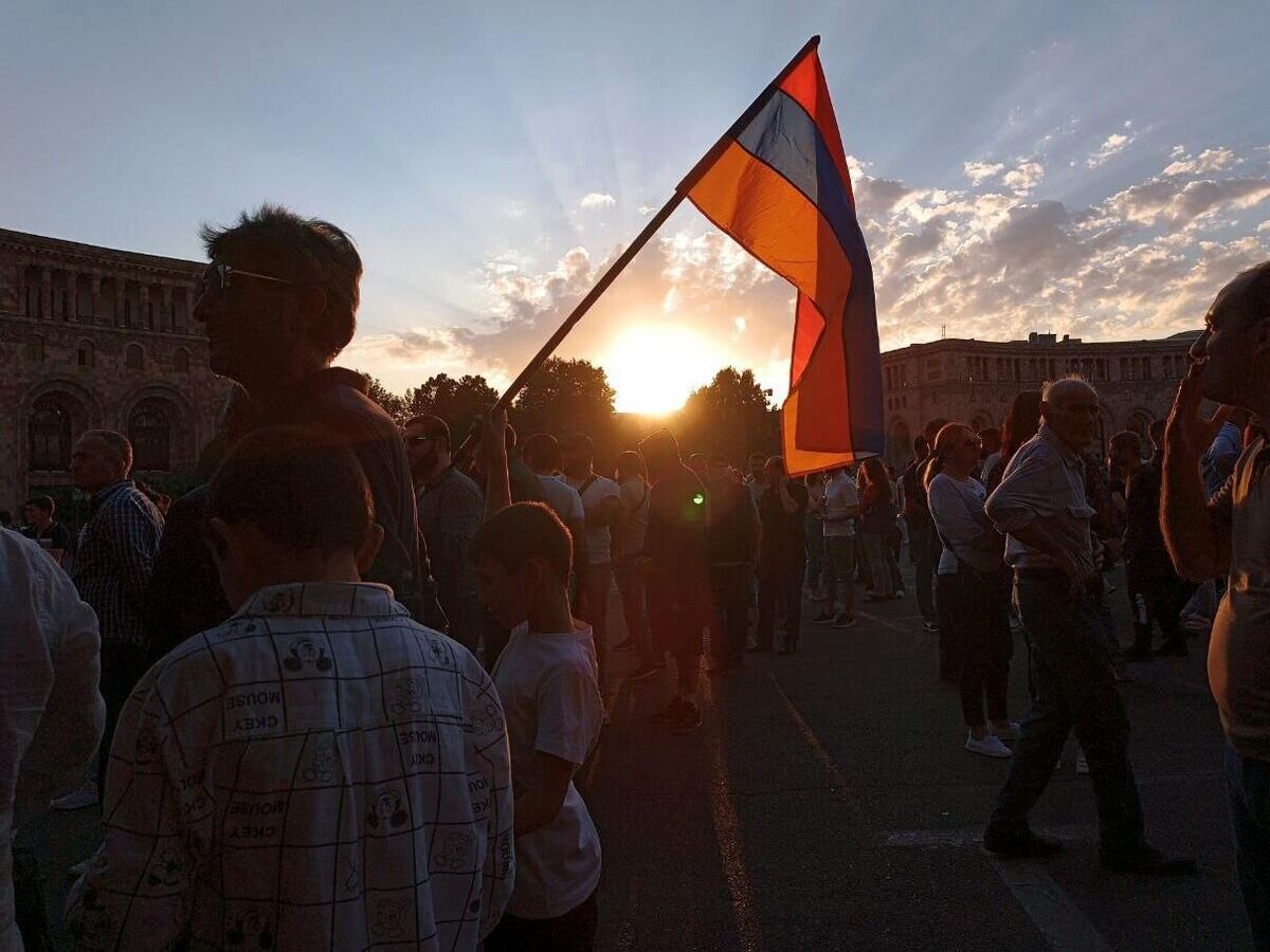    Участники протестов на фоне эскалации конфликта в Нагорном Карабахе перекрыли движение для автомобилей на площади республики в Ереване© Sputnik / Стрингер