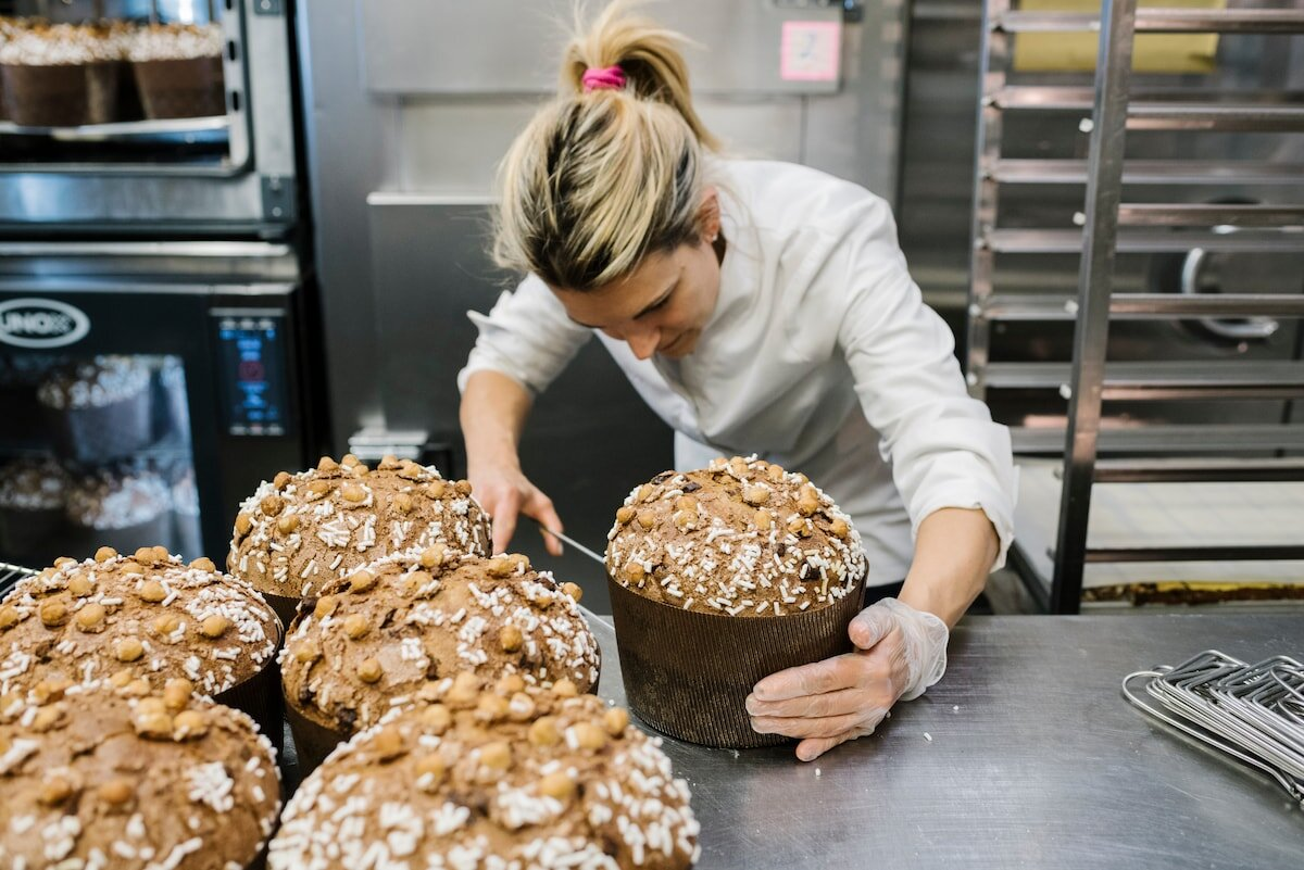 Джорджия Пройя, кондитер и владелица Casa Manfredi в Риме, прокалывает свой шоколадный панаттоне. (Клаудия Гори/для The Washington Post). Источник фото - https://goo.su/liD6
