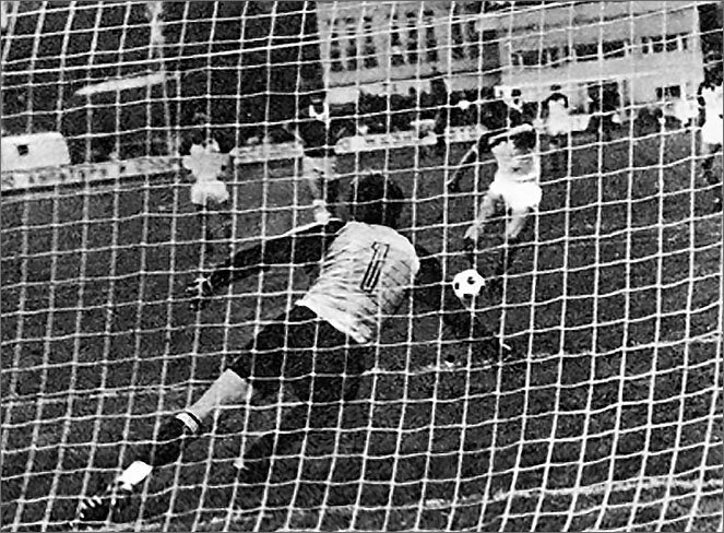 «Торпедо» - «Динамо» (Киев) – 1:4. Киевлянин Игорь Беланов открывает счёт с пенальти.