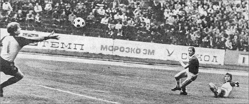 «Торпедо» - «Динамо» (Киев) – 1:4. Нападающий киевлян Александр Заваров (крайний справа) забивает третий мяч в ворота Валерия Сарычева. Между ними – защитник автозаводцев Сергей Пригода.