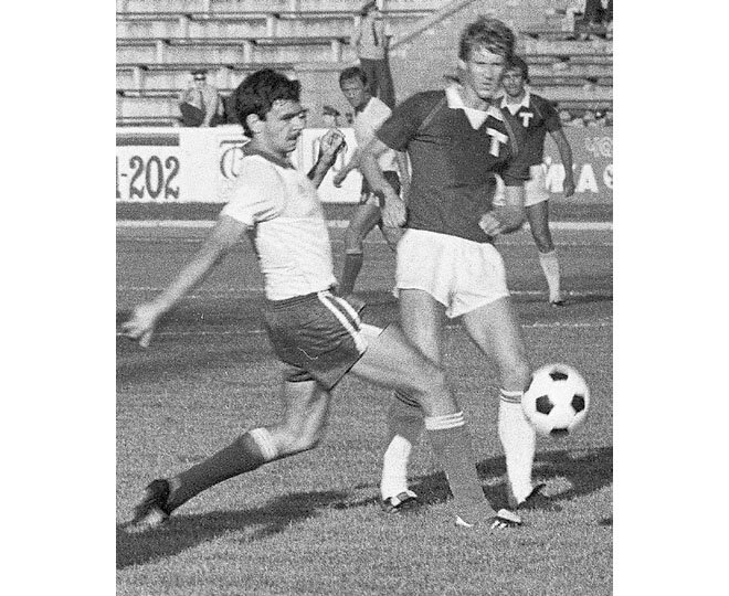 «Торпедо» - «Динамо» (Минск) – 0:0. В борьбе за мяч торпедовец Леонид Буряк (в тёмном) и динамовец Андрей Зыгмантович. На дальнем плане динамовец Игорь Гуринович и торпедовец Александр Гостенин.
