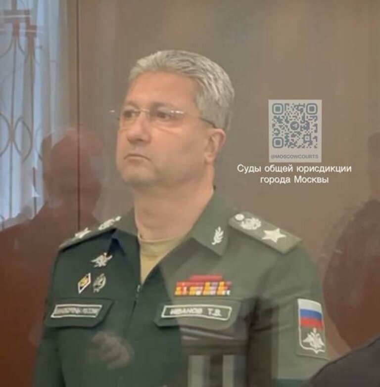 Замминистра МО в суде за стеклом