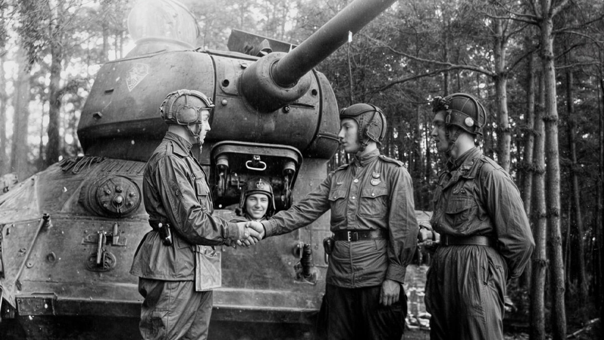 Танкист перед командиром. Иллюстрация к статье. Источник Яндекс картинки. На картинке танк Т-34-85