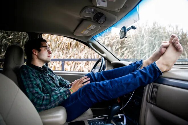     Можно ли водить машину босиком - и зачем многие снимают обувь, садясь за руль