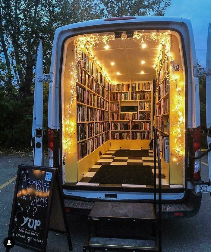 Книжный магазин на колёсах. Фото: www.reddit.com/r/bookporn