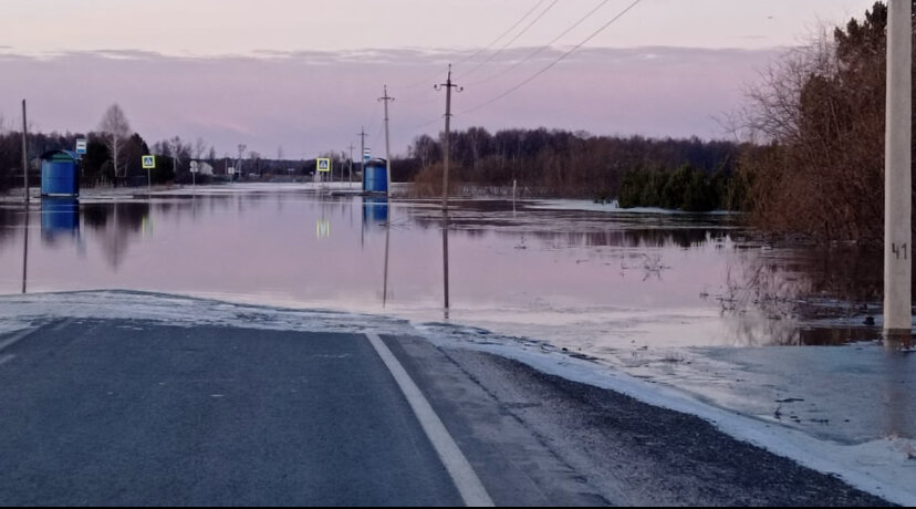 Перелив дороги, и люди отрезаны от города 